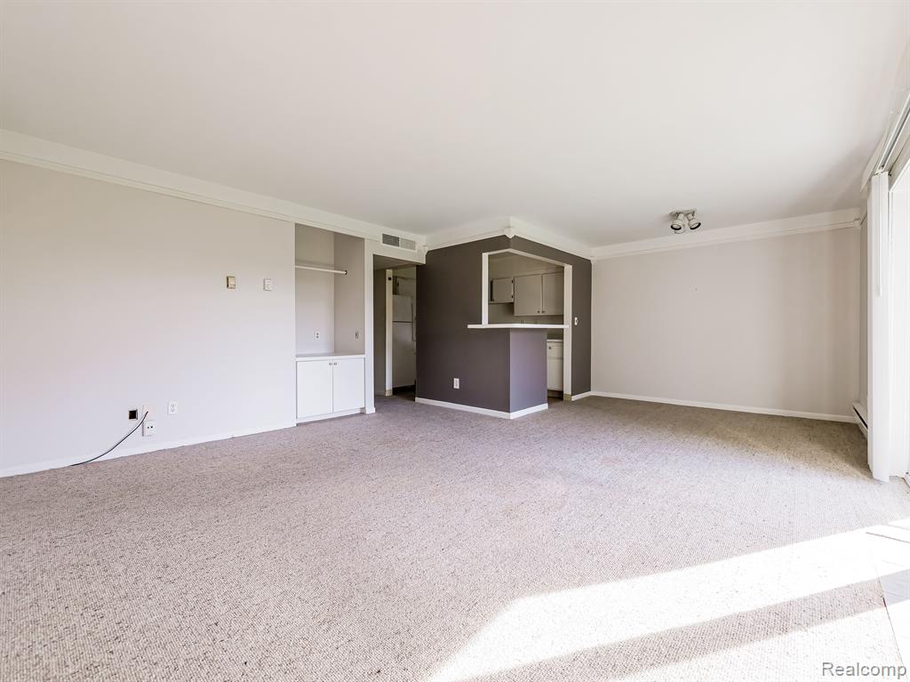 1850 COLONIAL VILLAGE Way, 3, Waterford, MI 48328 — Photo 6