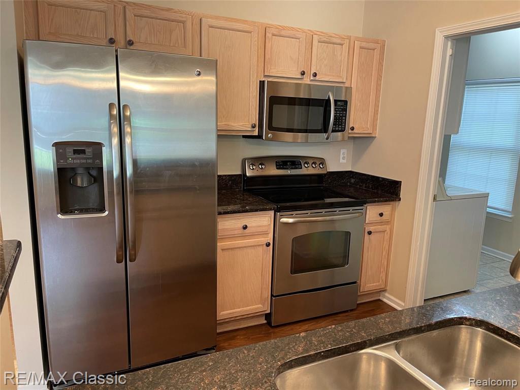 530 RED OAK Court, Walled Lake, MI 48390 — Photo 8