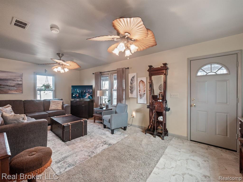 963 E MADGE Avenue, Hazel Park, MI 48030 — Photo 2