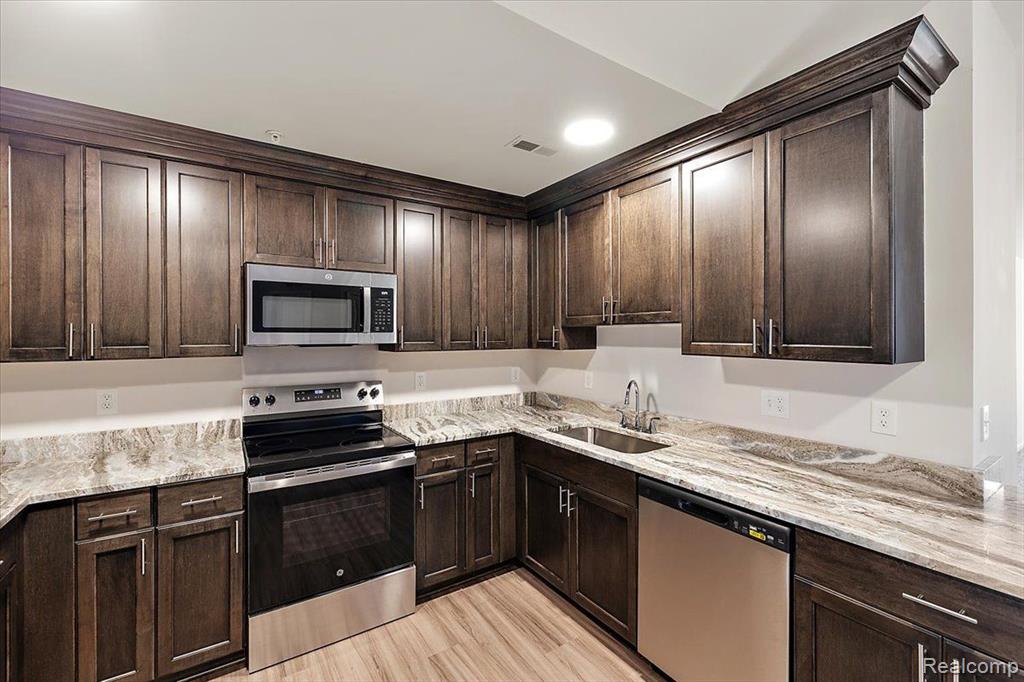 8292 HEYWOOD Circle, Sterling Heights, MI 48312 — Photo 4