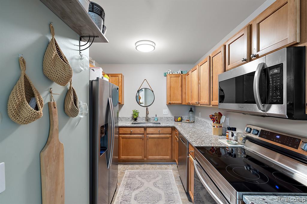 140 PARK GREEN Drive, Lake Orion, MI 48362 — Photo 15