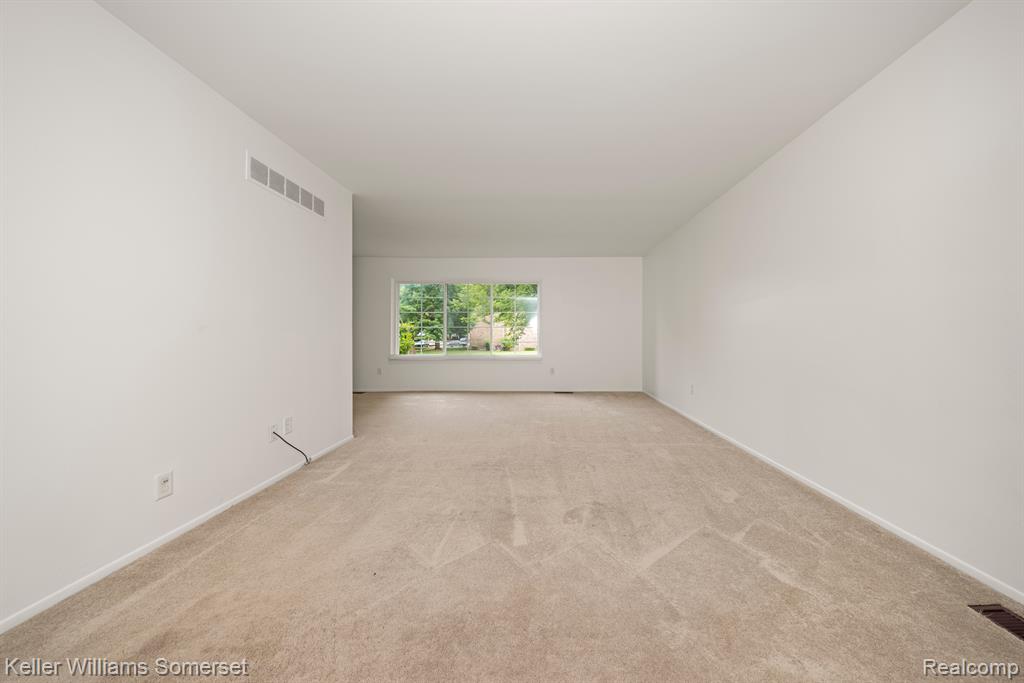 739 E FOX HILLS Drive, Bloomfield Hills, MI 48304 — Photo 7