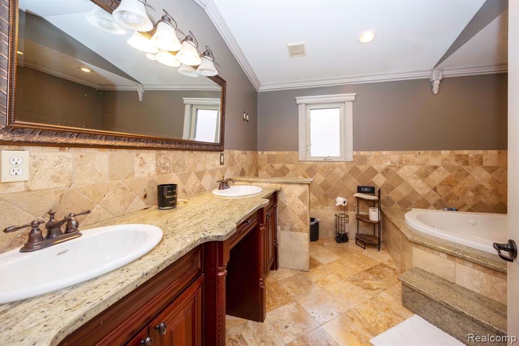 8401 Fenton Street, Dearborn Heights, MI 48127 — Photo 48