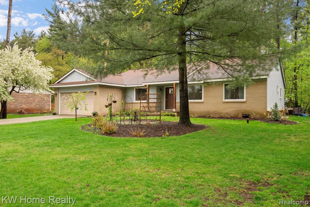 4143 EMERALD PINES Drive, Commerce Twp, MI 48390 — Photo 4