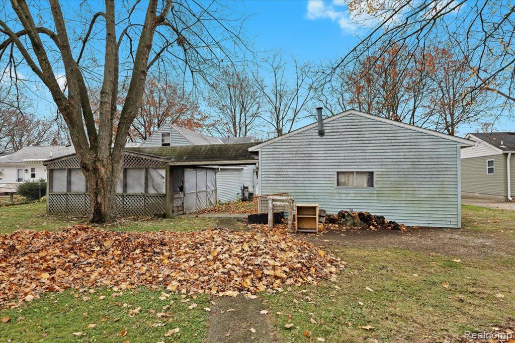 6368 BARKER Drive, Waterford, MI 48329 — Photo 2