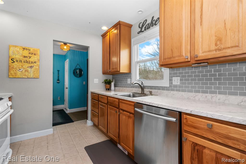 8831 Lagoon Drive, Brighton, MI 48116 — Photo 15