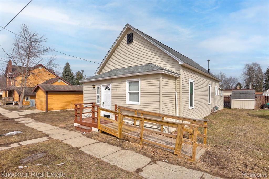 117 S IRVING Street, St. Charles, MI 48655 — Photo 3