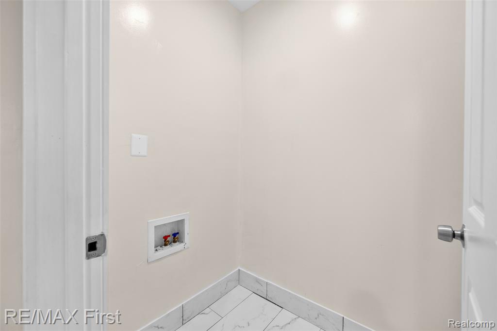 556 Leicester Court, Detroit, MI 48202 — Photo 18