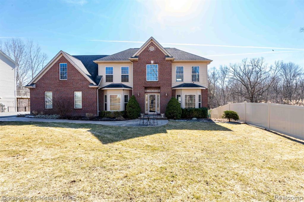 815 AMBERWOOD Street, Auburn Hills, MI 48326 — front exterior