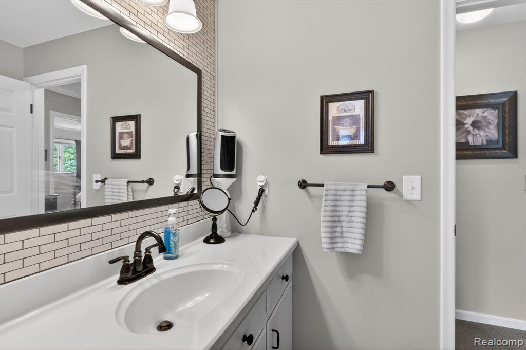 4369 Dixon Drive, Swartz Creek, MI 48473 — Photo 36