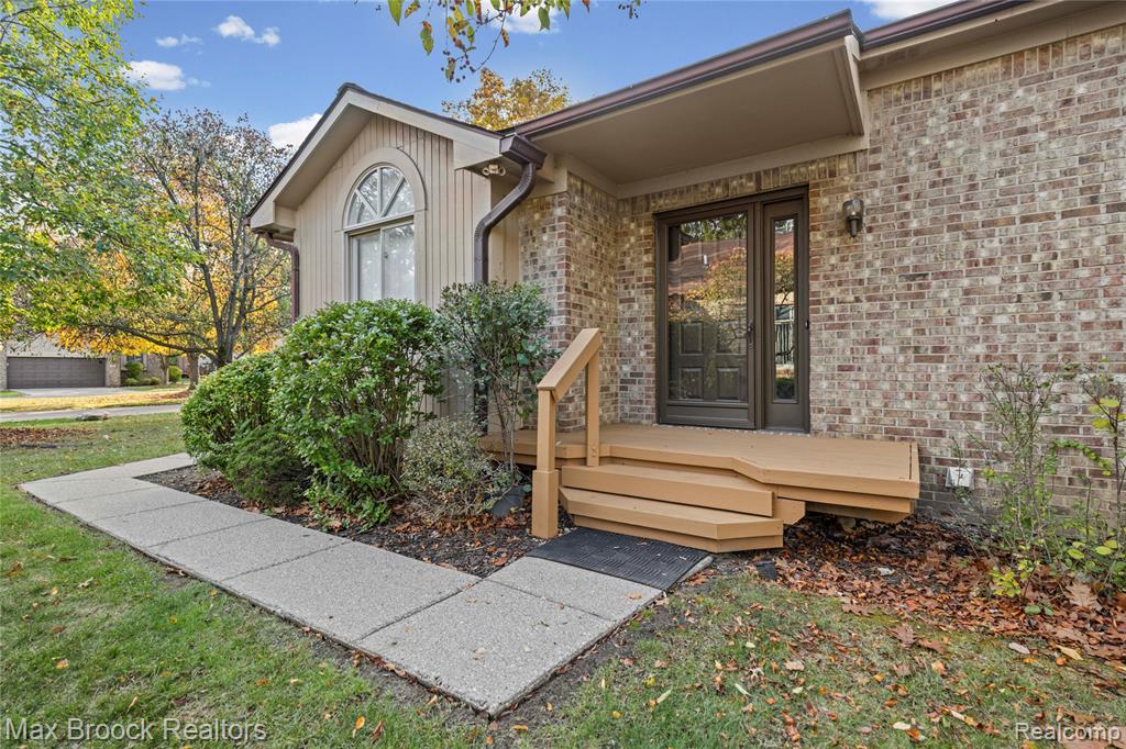 7400 Tall Timbers, West Bloomfield, MI — front exterior