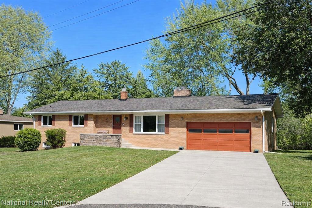 4264 Woodstock Road, Waterford, MI 48328 — front exterior