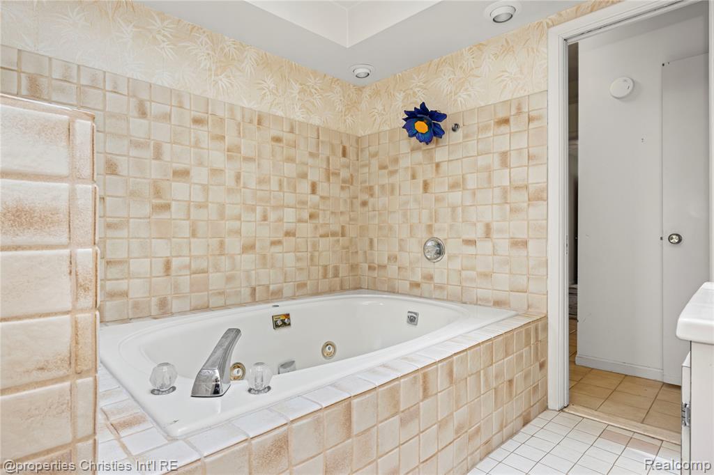 6391 Wing Lake Road, Bloomfield Hills, MI 48301 — Photo 16