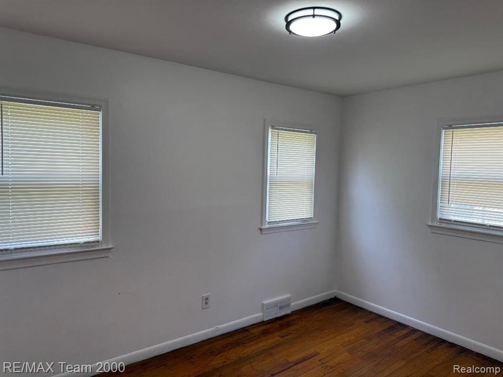 5876 Kinmore Street, Dearborn Heights, MI 48127 — Photo 5