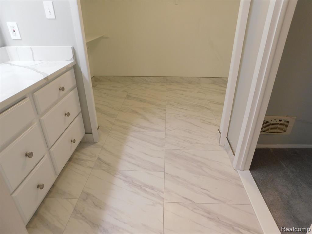 5606 DRAKE HOLLOW Drive W, West Bloomfield, MI — Photo 41