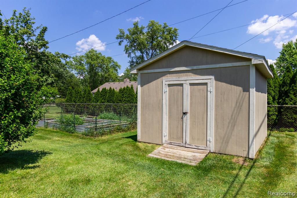 6345 Lanman Drive, Waterford, MI 48329 — Photo 43