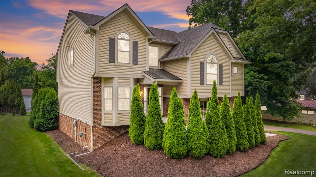 730 Leon Road, Walled Lake, MI 48390 — front exterior