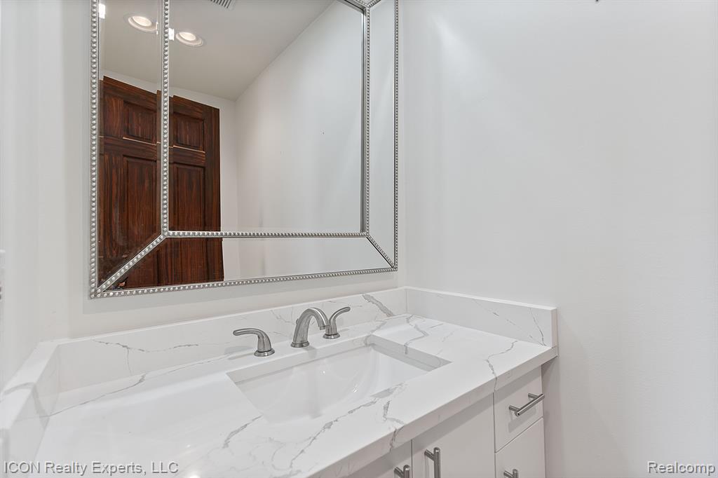 5215 DEER RUN Circle, Orchard Lake Village, MI 48323 — Photo 22