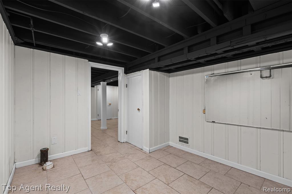24300 Seneca Street, Oak Park, MI 48237 — Photo 33