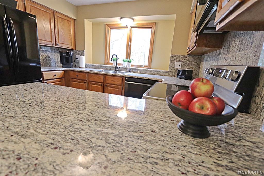 22249 RIVER PINES Drive, Farmington Hills, MI 48335 — Photo 8