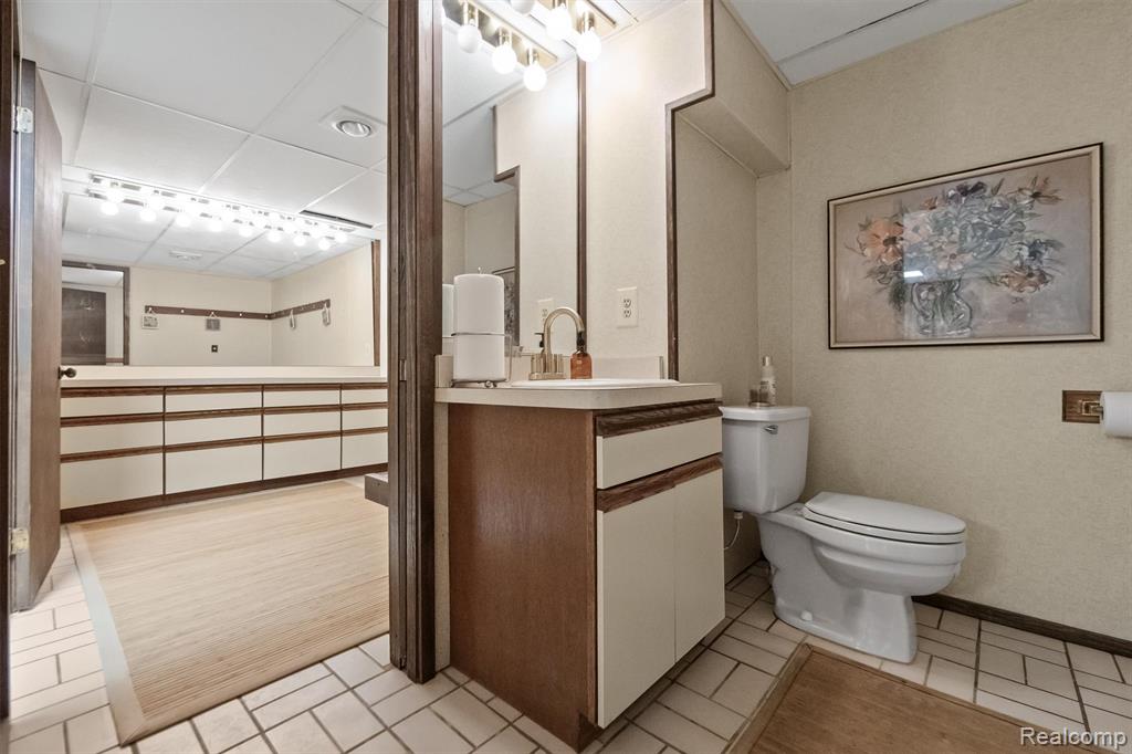 5863 Seville Circle, Orchard Lake Village, MI 48324 — Photo 55