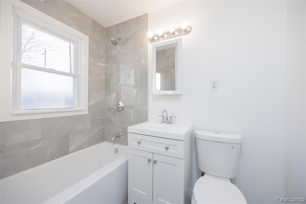 10111 Albany Street, Oak Park, MI 48237 — Photo 11