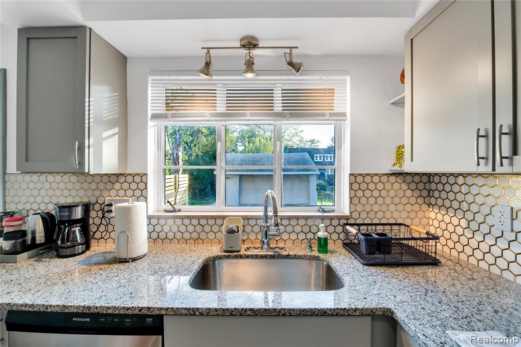 580 Alter Road, Detroit, MI 48215 — Photo 12