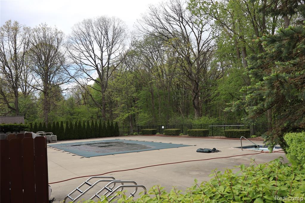 4580 BERKSHIRE Drive, Sterling Heights, MI 48314 — Photo 37