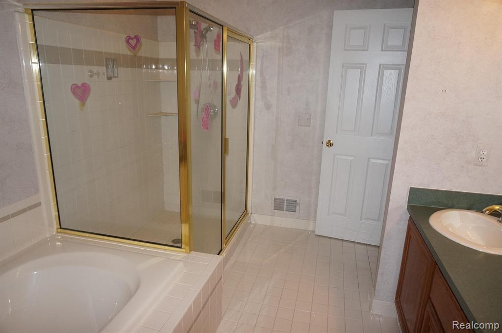49954 Willowood Drive, Macomb, MI 48044 — Photo 25