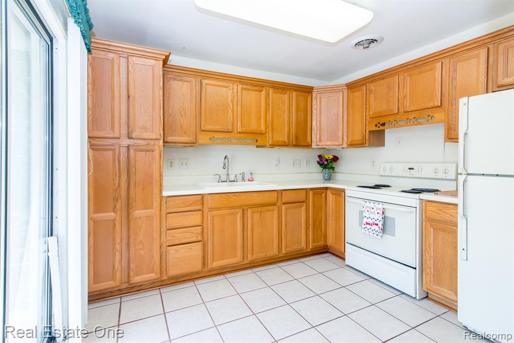 4049 MEIGS Avenue, Waterford, MI 48329 — Photo 10