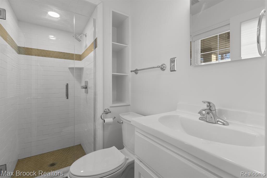 565 WESTBOURNE Drive, Bloomfield Hills, MI 48301 — Photo 17