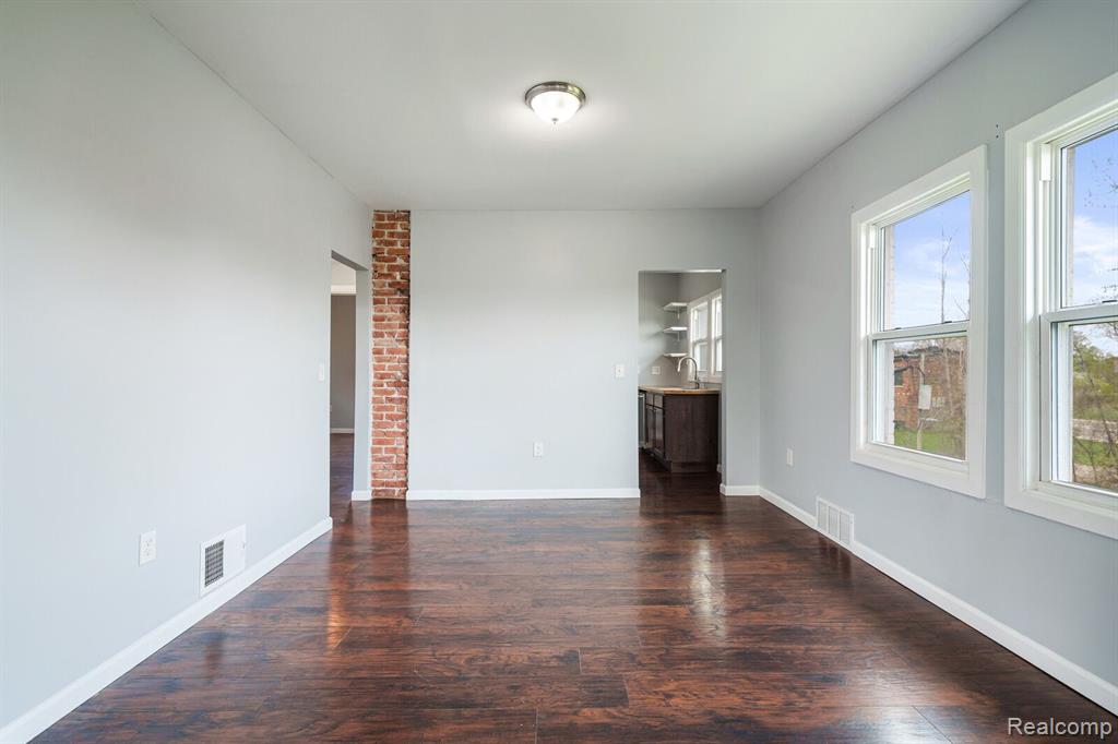 647 E BETHUNE Street, Detroit, MI 48202 — Photo 11