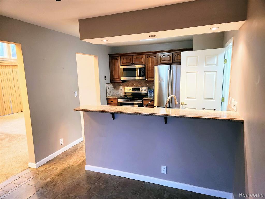 5326 ROYAL VALE Lane, Dearborn, MI 48126 — Photo 9