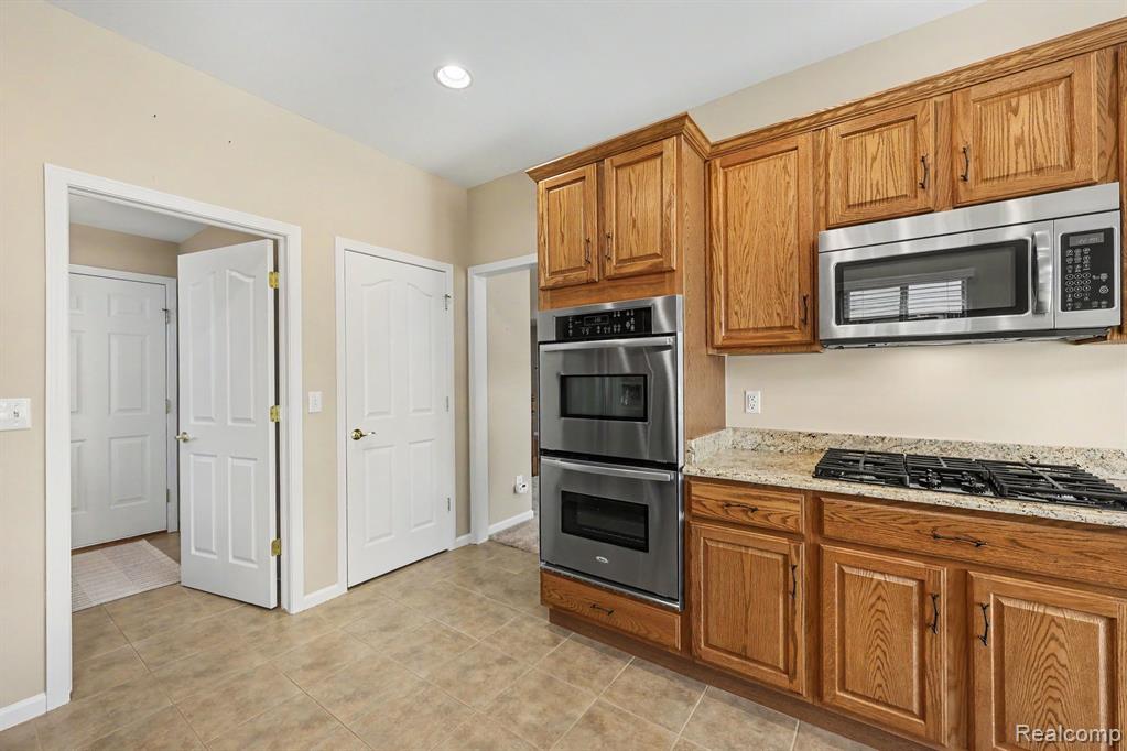 6670 Lexington Avenue S, Shelby Twp, MI 48317 — Photo 12