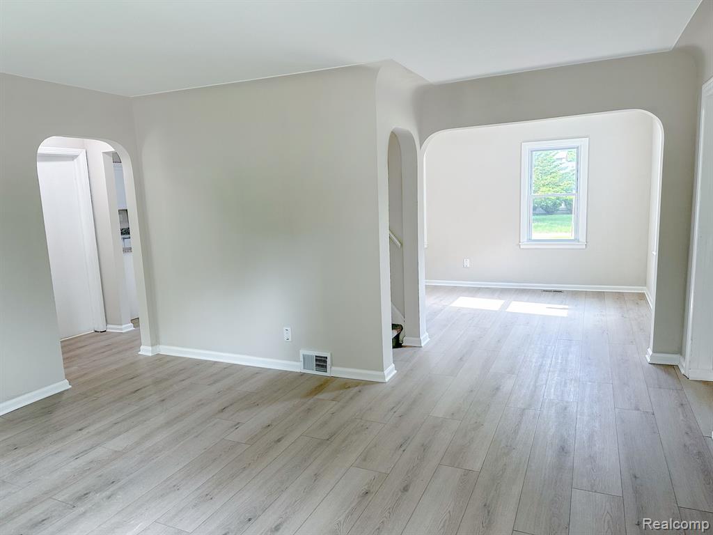 4013 CHENLOT Lane, Waterford, MI 48328 — Photo 4