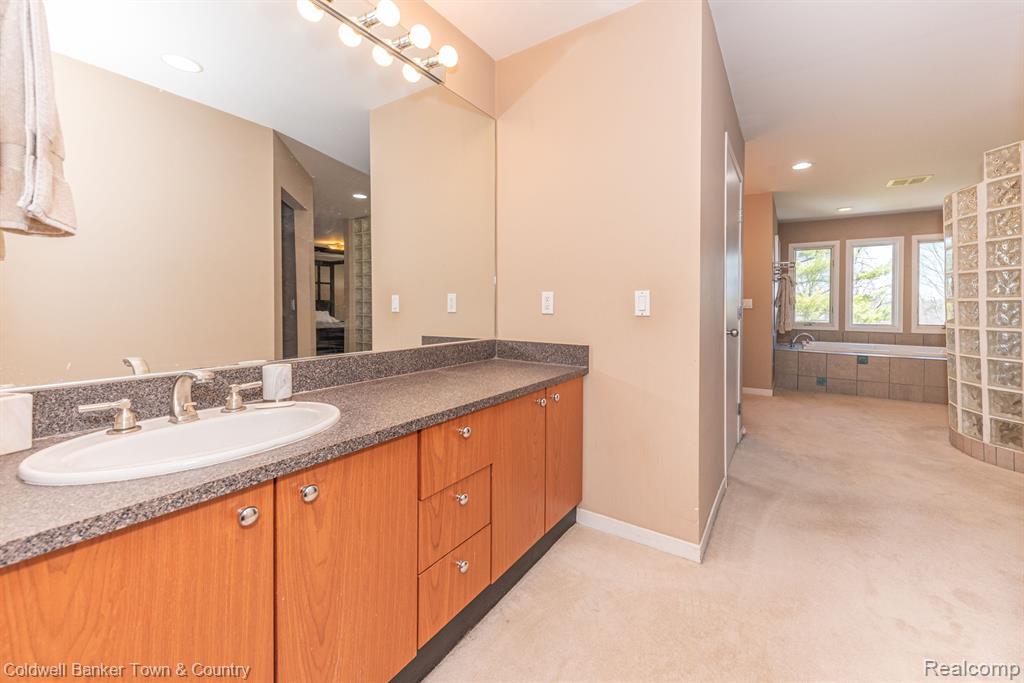 9945 ROLLING GREENS Drive, Pinckney, MI 48169 — Photo 44