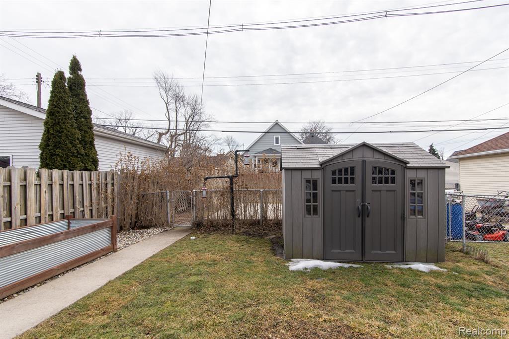 611 PLUM Street, Wyandotte, MI 48192 — Photo 27