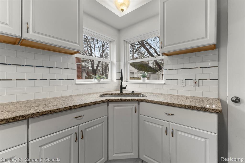 304 Draper Avenue, Pontiac, MI 48341 — Photo 12