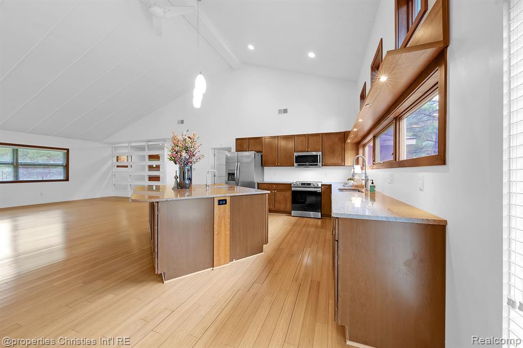 561 Yorkton Lane, Bloomfield Hills, MI 48304 — Photo 17