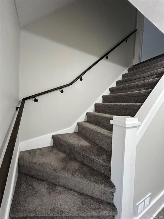 425 W Iroquois Road, Pontiac, MI 48341 — Photo 38