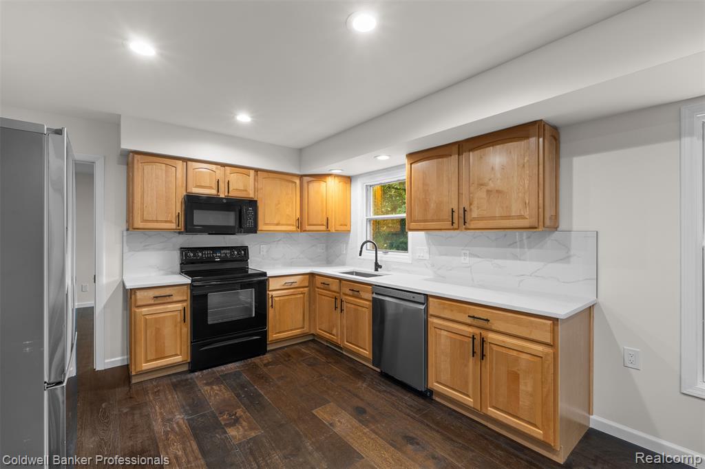 5890 Pinecroft Drive, West Bloomfield, MI — Photo 18