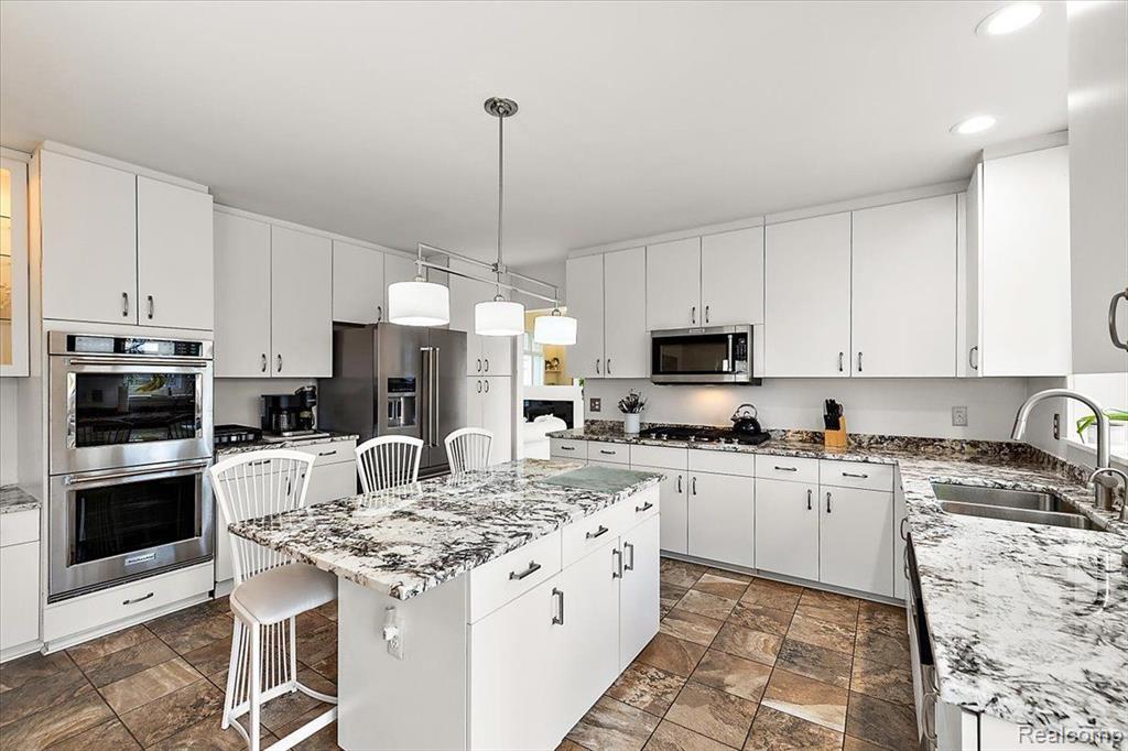 6988 LAKEMONT Circle, West Bloomfield, MI 48323 — Photo 11