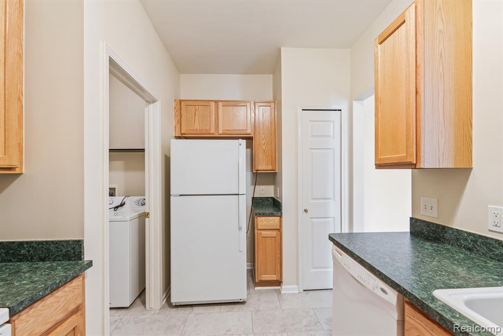 14105 ADDINGTON Drive, Commerce Twp, MI 48390 — Photo 15