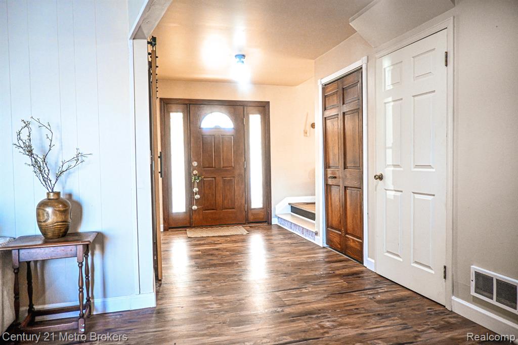 433 Dutch Mill Drive, Flushing, MI 48433 — Photo 5