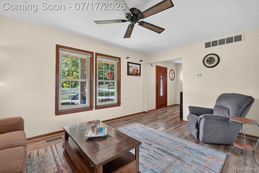60309 Lamplighter Drive, New Hudson, MI 48165 — Photo 10