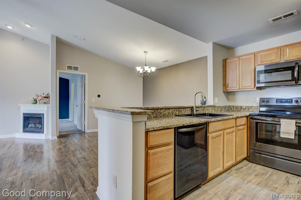 29567 NOTTINGHAM Circle, Livonia, MI 48152 — Photo 14