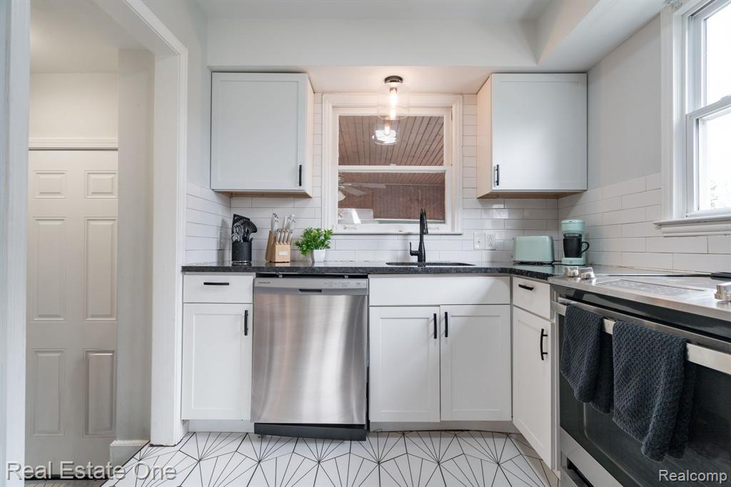 4727 OLIVIA AVENUE, Royal Oak, MI 48073 — Photo 14