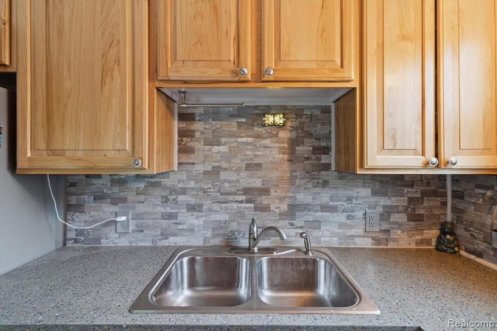 8025 Mayfair Street, Taylor, MI 48180 — Photo 11