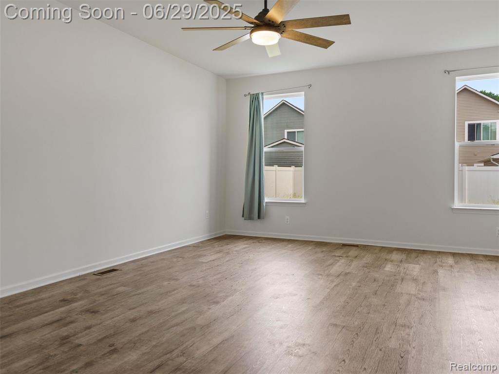 399 W DALLAS Avenue, Madison Heights, MI 48071 — Photo 9