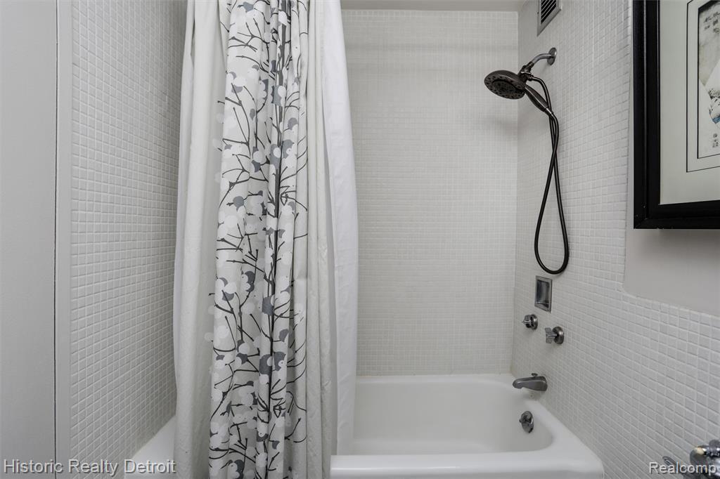 1300 E Lafayette Street, 2211, Detroit, MI 48207 — Photo 17